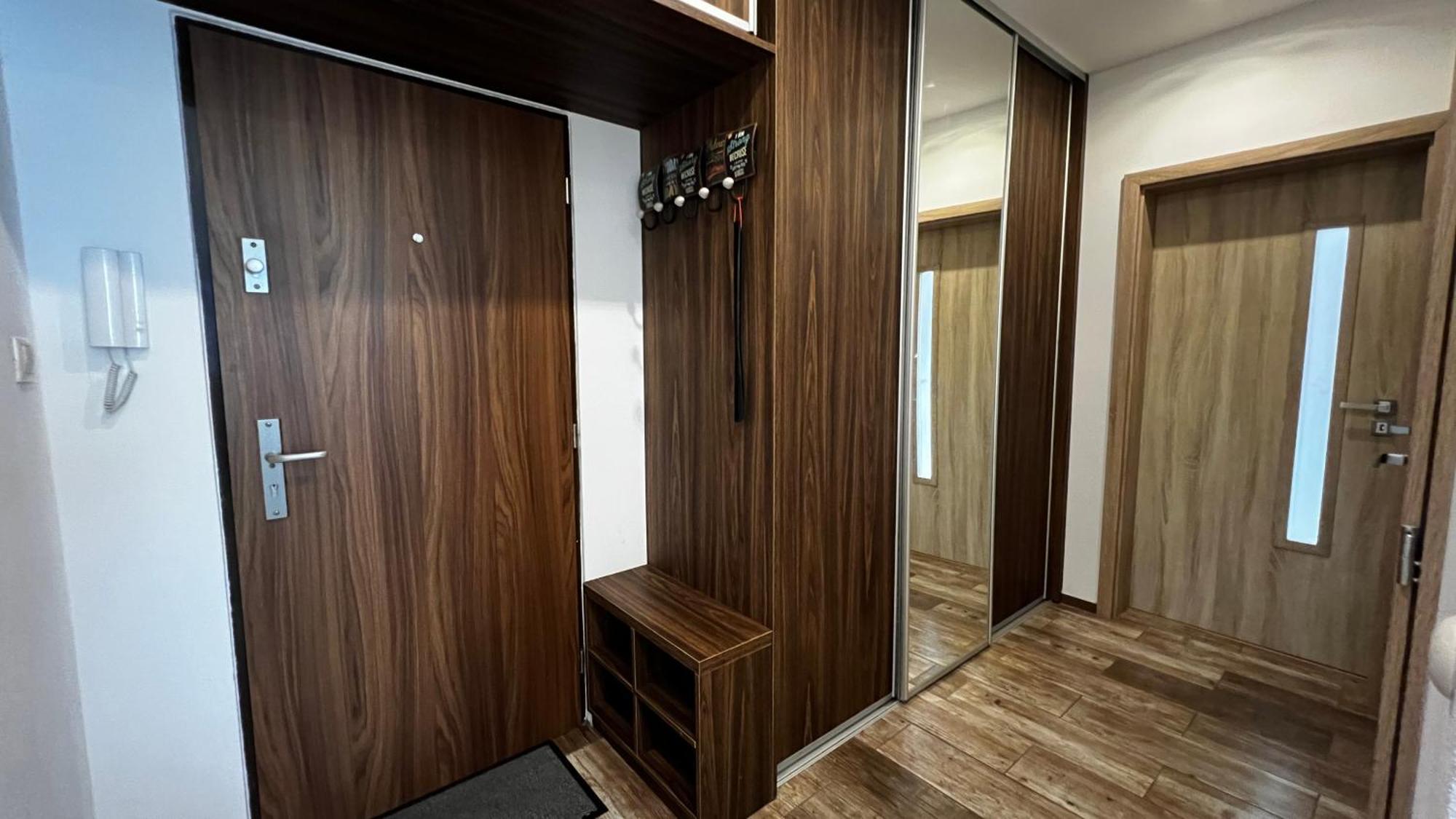 Industrial Apartment I 24Hr Self Check-In I Free Parking & Coffee Banská Bystrica Buitenkant foto