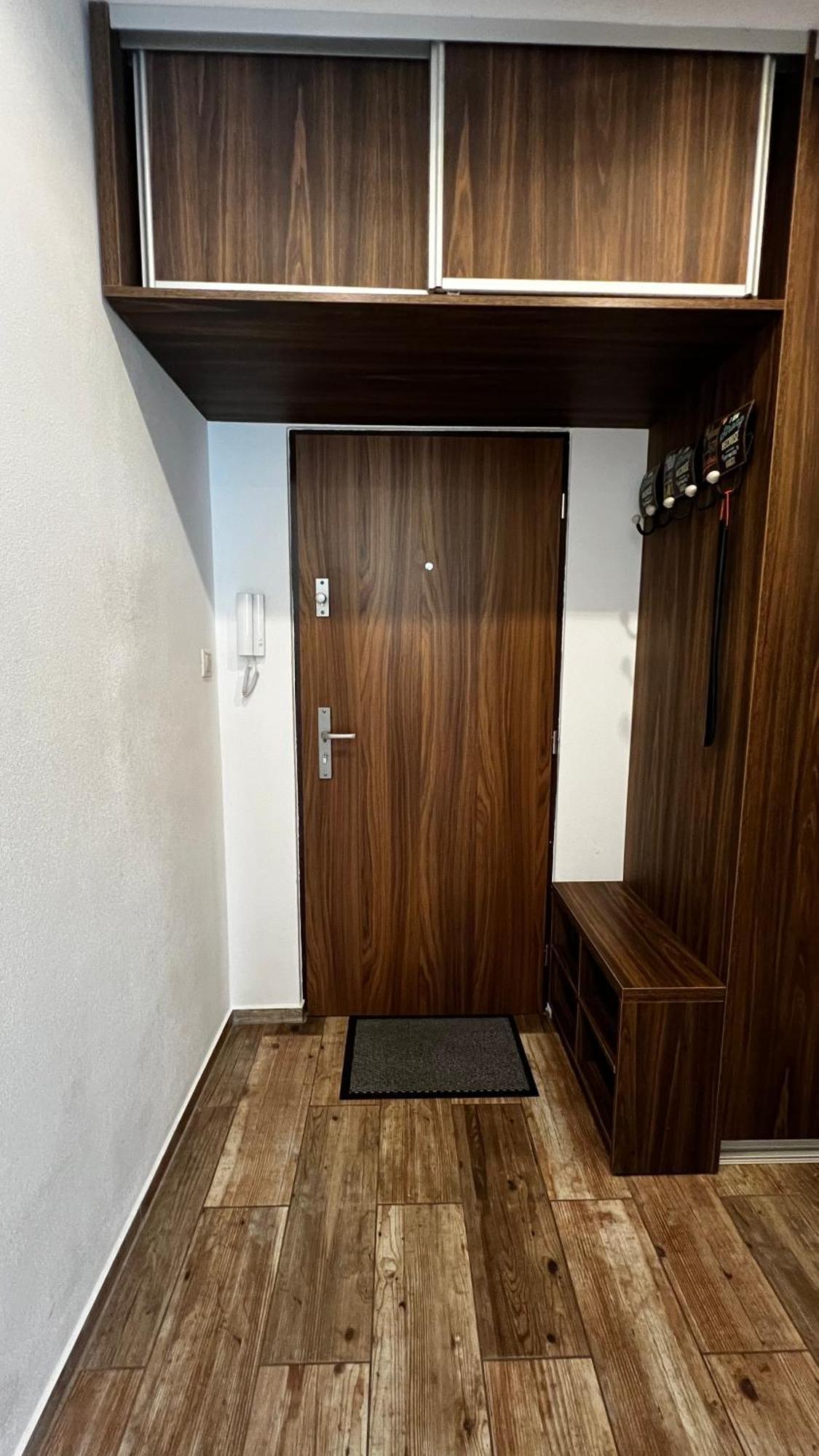 Industrial Apartment I 24Hr Self Check-In I Free Parking & Coffee Banská Bystrica Buitenkant foto